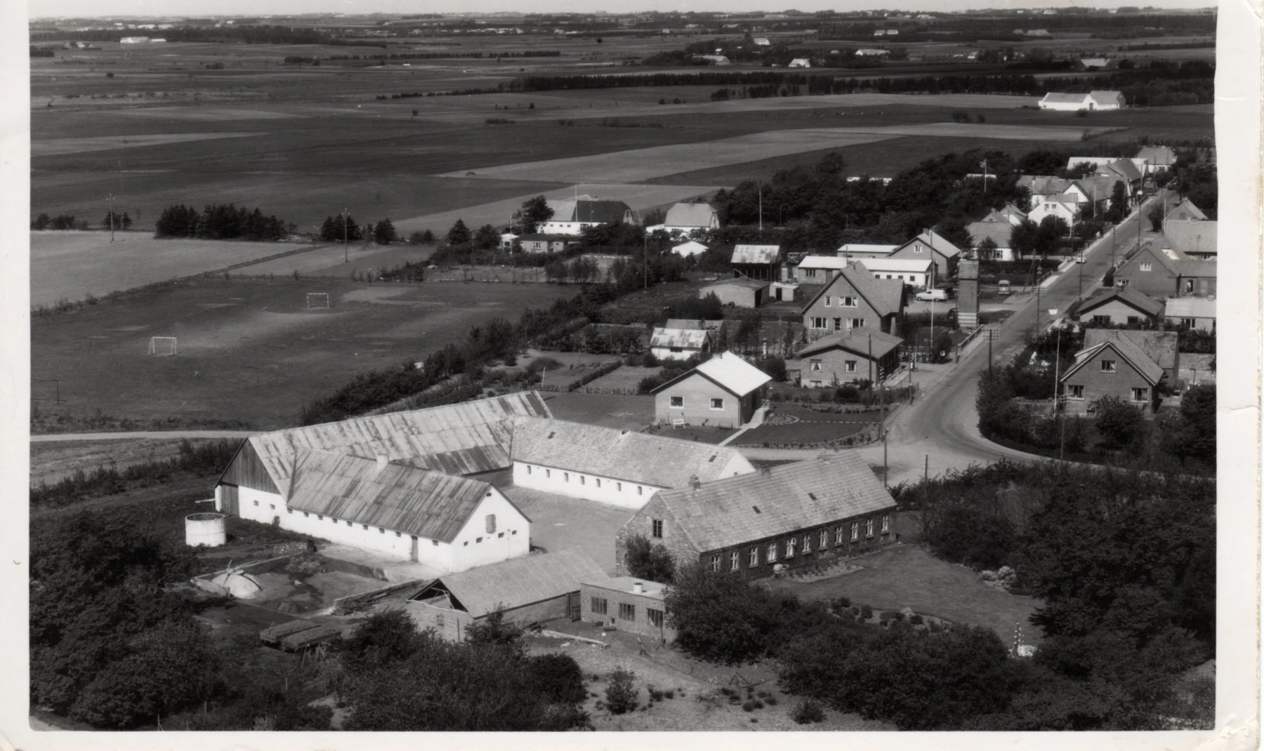 Luftfoto af Hogager set fra SØ sommeren 1960 - med smulfabrikken midt i billedet