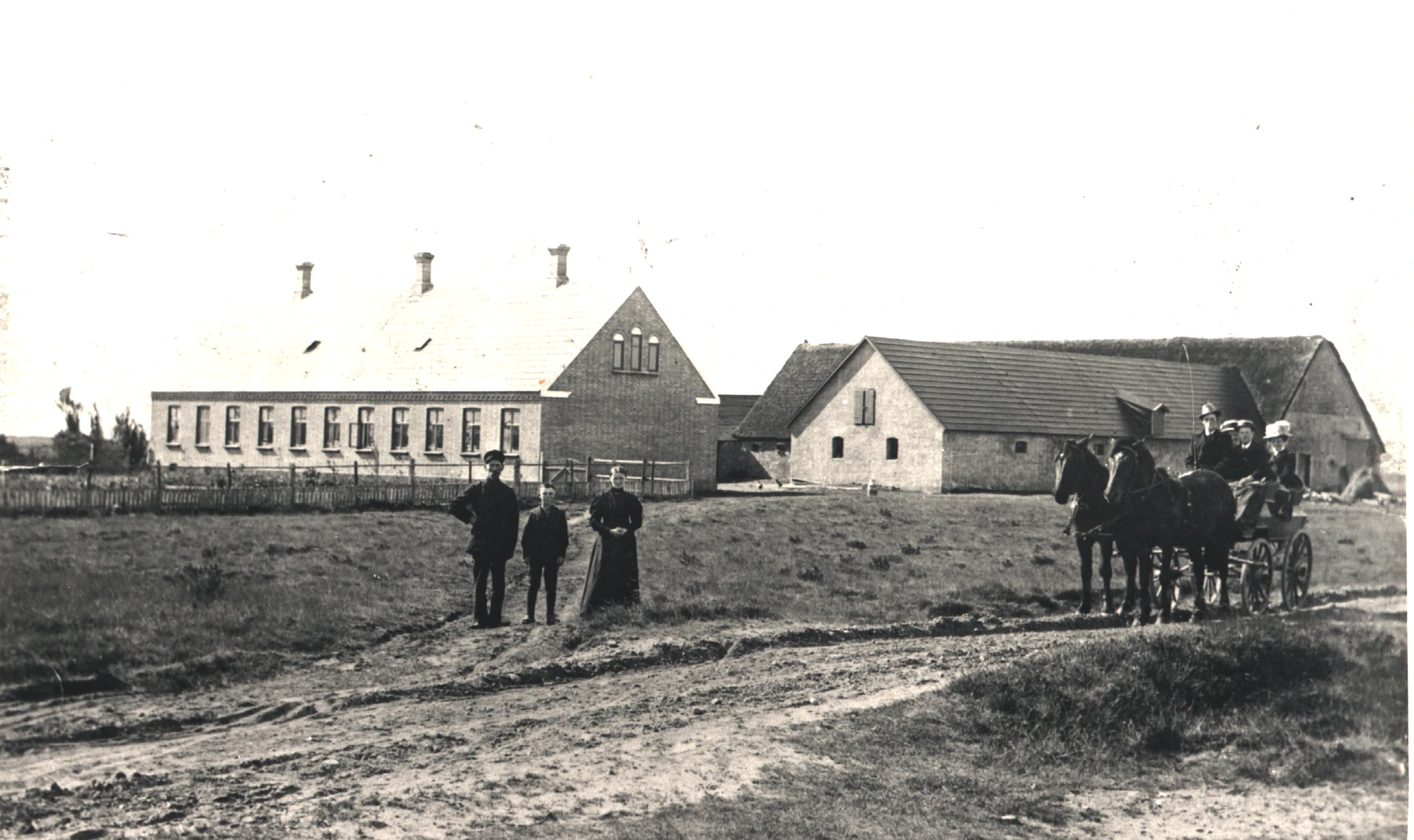 Christen Heselaa Jensen Vestergaard og Kirstine. Jens Christian Vestergaard sidder til venstre på hestevognen (med hat).