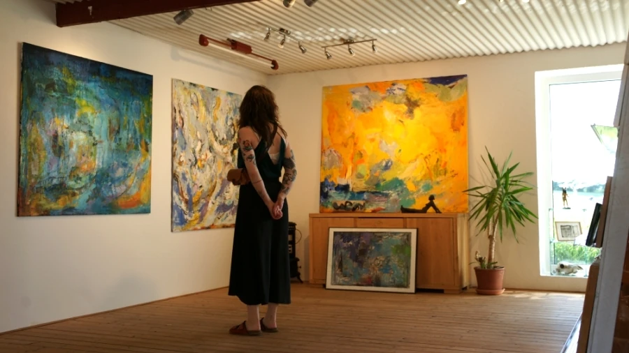Fotoet viser et hjørne af GlobArt Galleri & Atelier i Stoholm Billedet viser et hjørne af Jens Christian Vestergaards GlobArt Galleri & Atelier i Stoholm